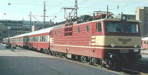 Sr 1 3096 ja tersvaunuinen lhiliikennejuna / Sr1 3096 with an "Eil-Eilf" local train Kuva/Photo  Jorma Rauhala 